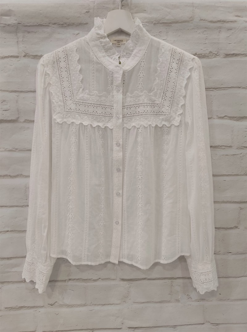 Blusa blanca estilo romántico