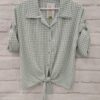 Camisa cuadritos anudada